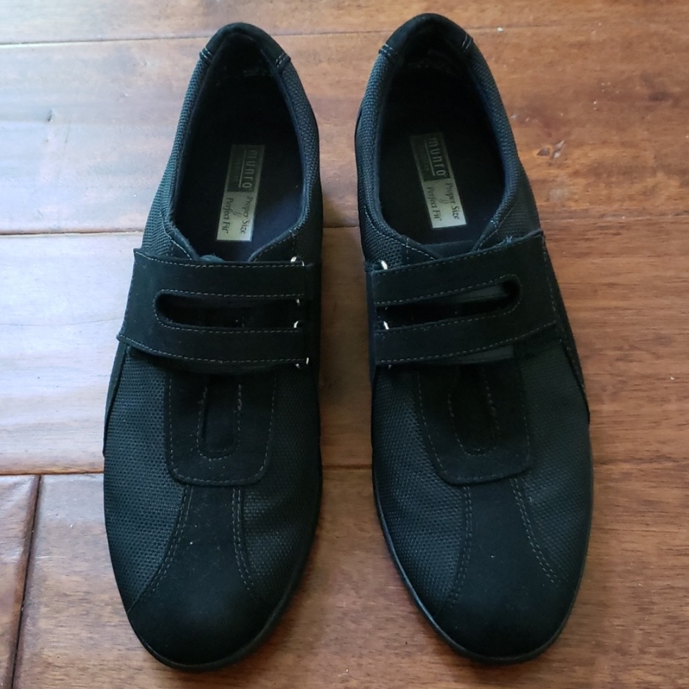 Munro Jolie gently used shoes velcro closure.